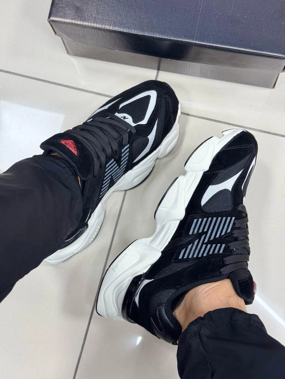 NEW BALANCE 9060 PRETO E BRANCO