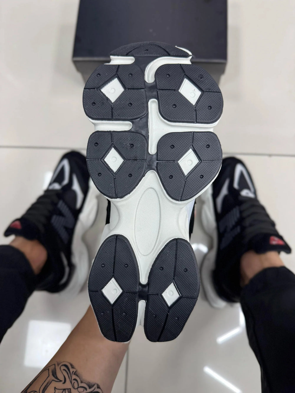 NEW BALANCE 9060 PRETO E BRANCO